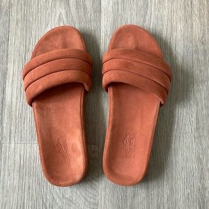 Seychelles Los Angeles Low Key Leather Puffy Sandals. New without box/tag.